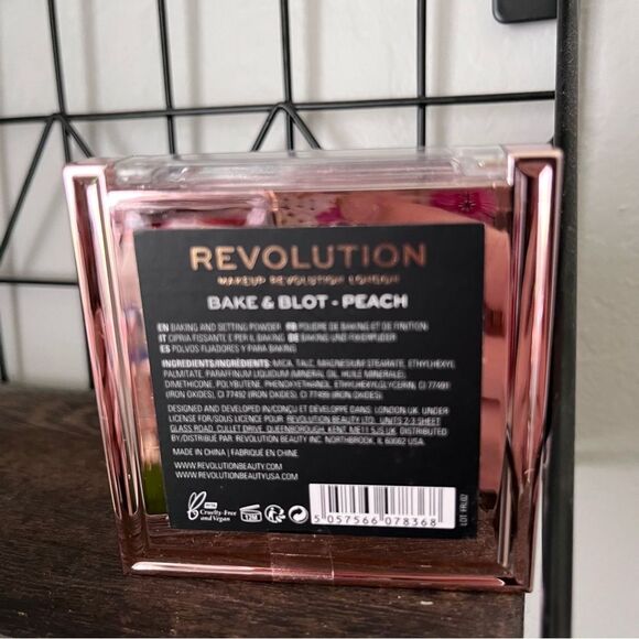 Revolution Bake & Blot Pressed Powder Peach - Picture 2 of 2